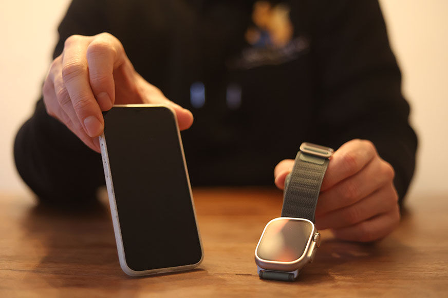 Apple Watch Ultra рядом с iPhone.